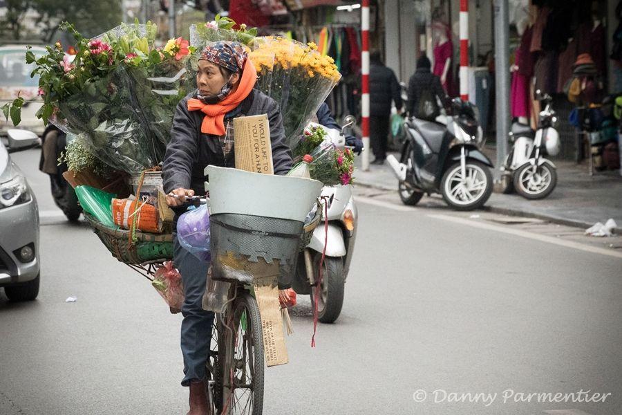 Vietnam Hanoi bloemenverkoopster fiets Foto Danny Parmentier