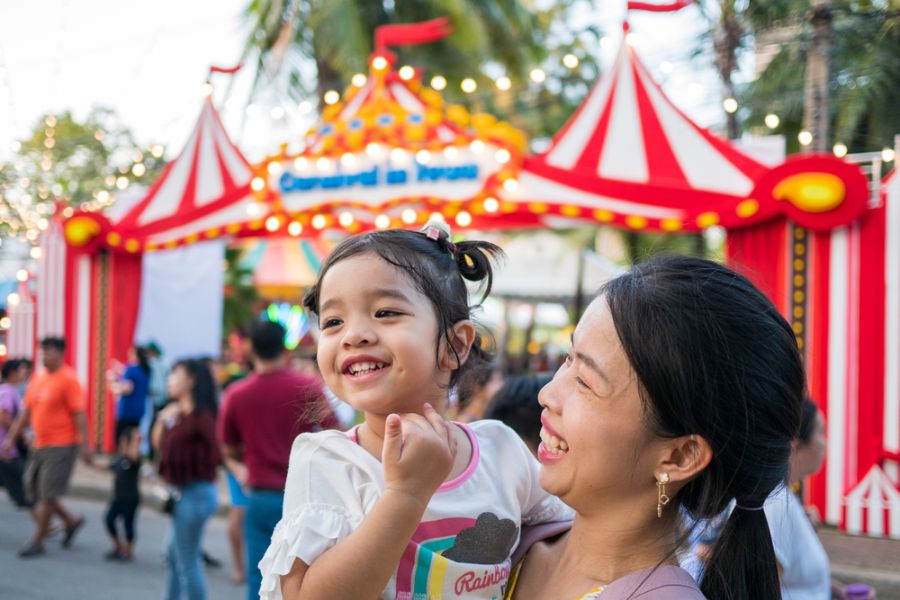 thailand bangkok moeder en dochter op een avondmarkt