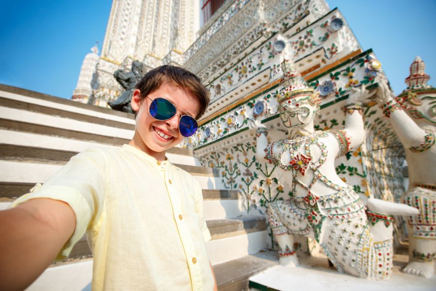 thailand bangkok wat arun jongetje kinderen