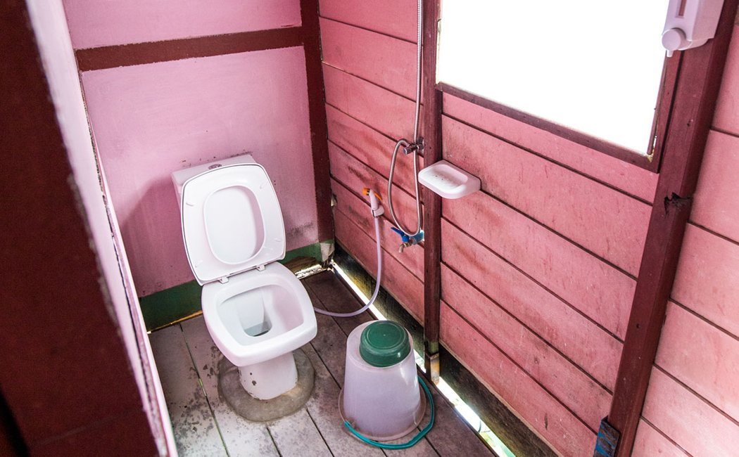 Saichon raft house bathroom