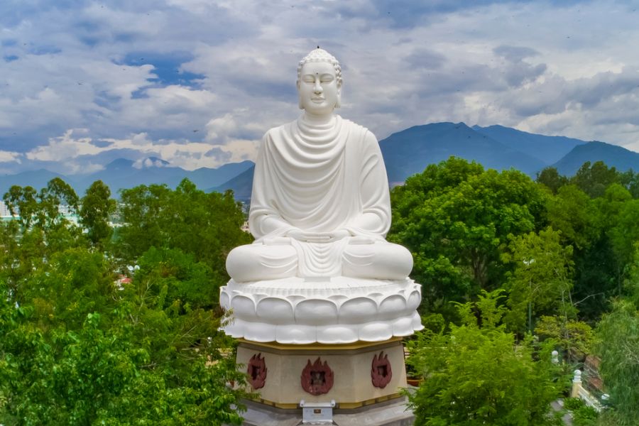 vietnam nha trang long son pagode wit boeddhabeeld